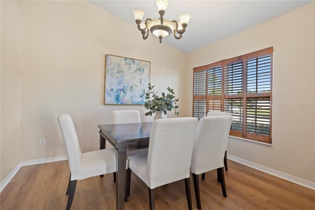 合同活跃: $450,000 (3 贝兹, 2 浴室, 2082 平方英尺)