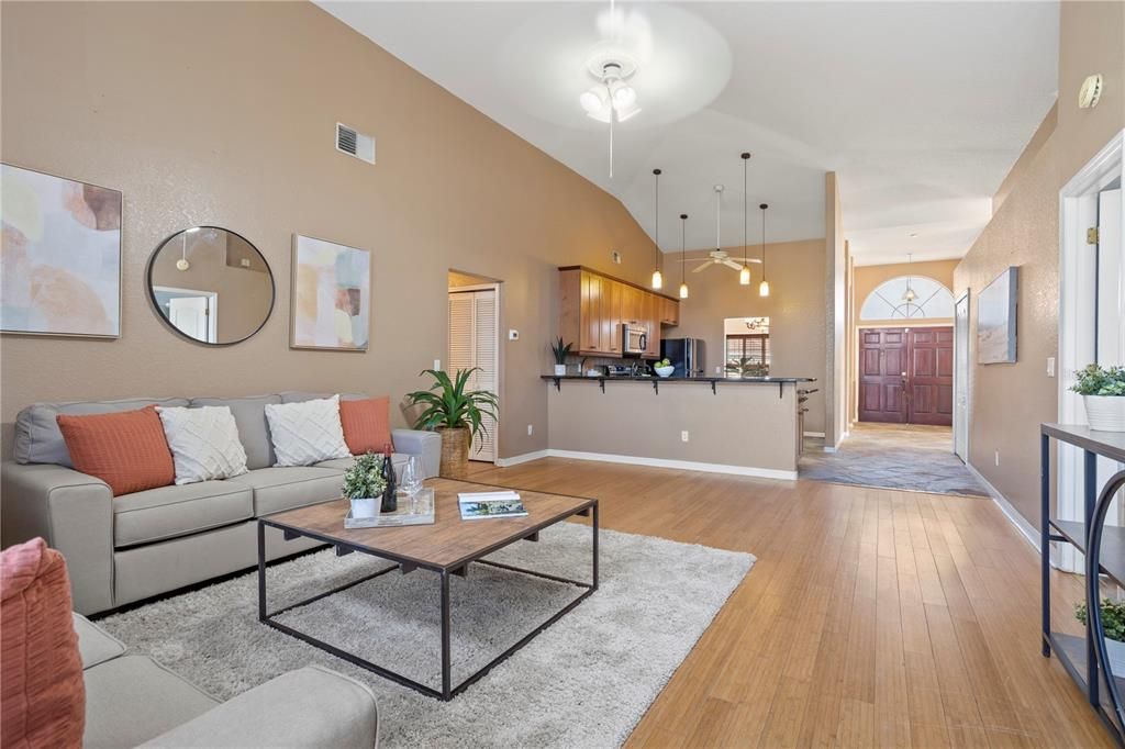 合同活跃: $450,000 (3 贝兹, 2 浴室, 2082 平方英尺)