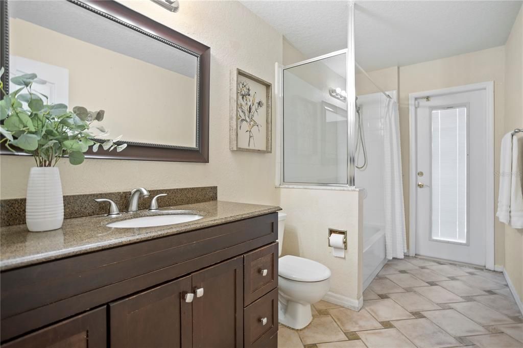 合同活跃: $450,000 (3 贝兹, 2 浴室, 2082 平方英尺)