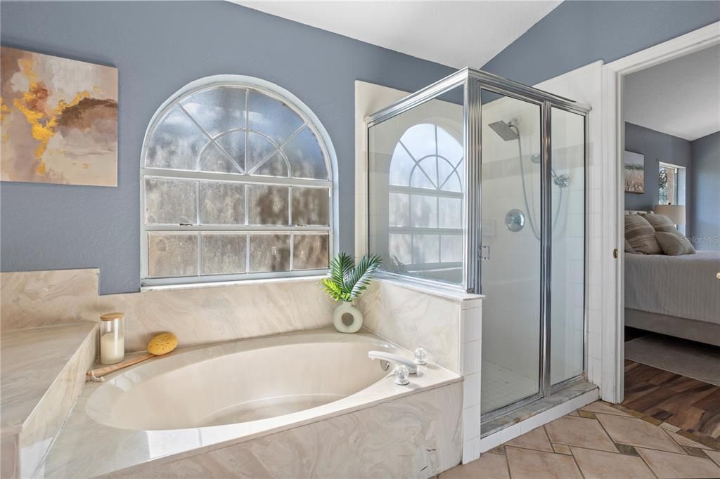 合同活跃: $450,000 (3 贝兹, 2 浴室, 2082 平方英尺)