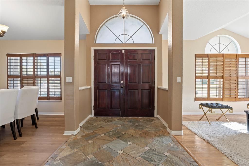 合同活跃: $450,000 (3 贝兹, 2 浴室, 2082 平方英尺)