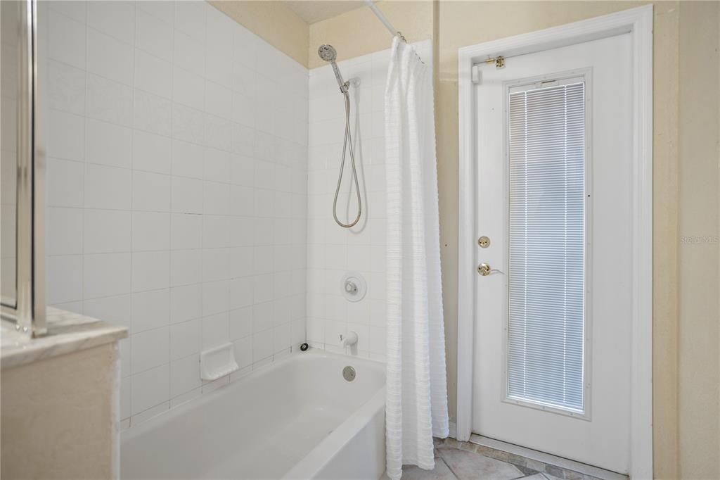 合同活跃: $450,000 (3 贝兹, 2 浴室, 2082 平方英尺)