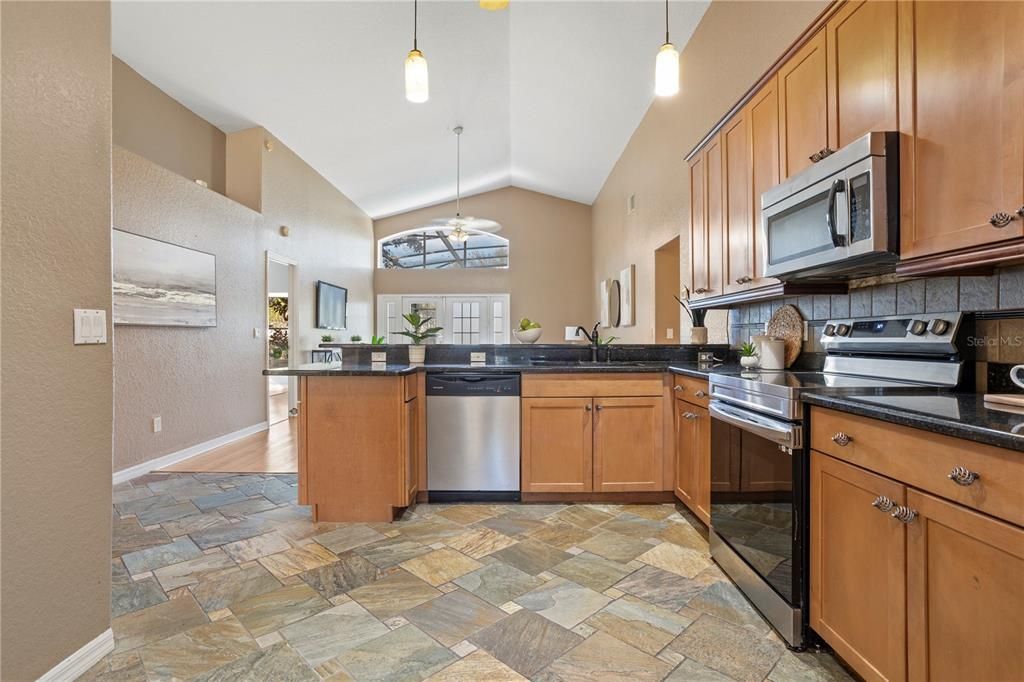 合同活跃: $450,000 (3 贝兹, 2 浴室, 2082 平方英尺)