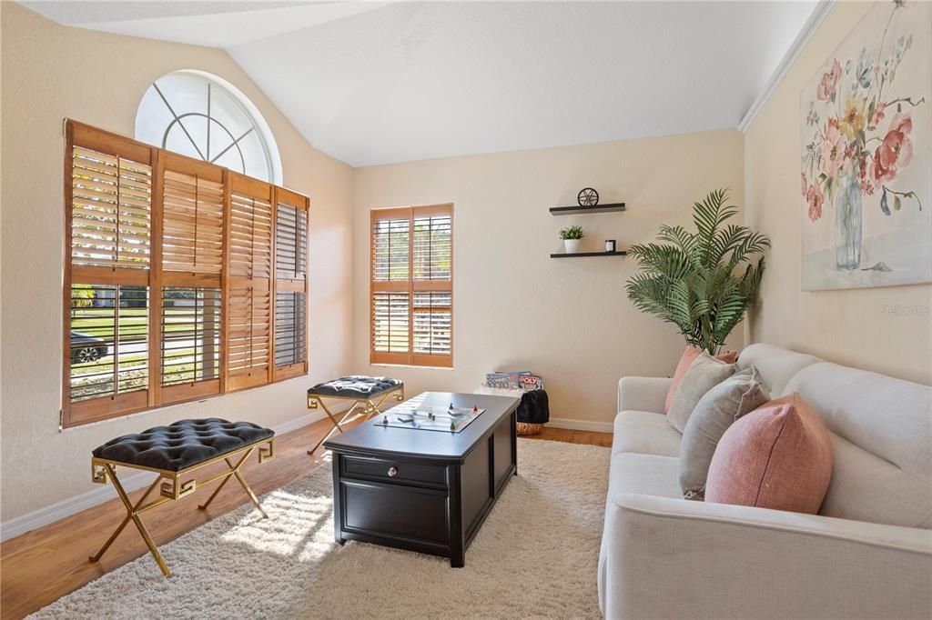 合同活跃: $450,000 (3 贝兹, 2 浴室, 2082 平方英尺)