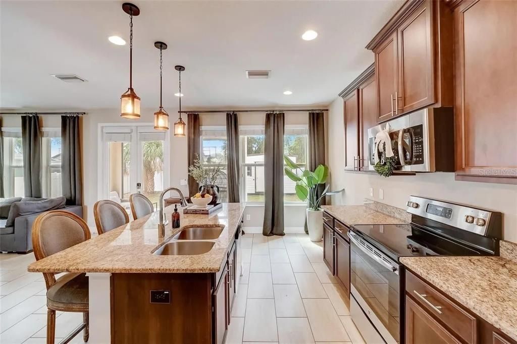 出租: $3,500 (3 贝兹, 2 浴室, 1998 平方英尺)