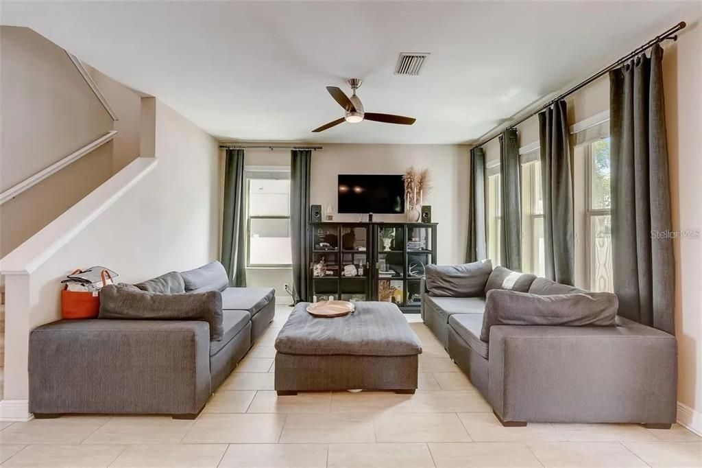 出租: $3,500 (3 贝兹, 2 浴室, 1998 平方英尺)