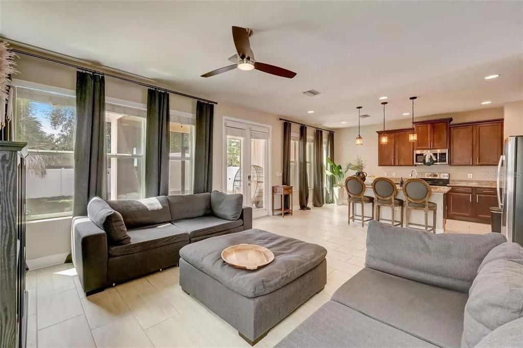 出租: $3,500 (3 贝兹, 2 浴室, 1998 平方英尺)