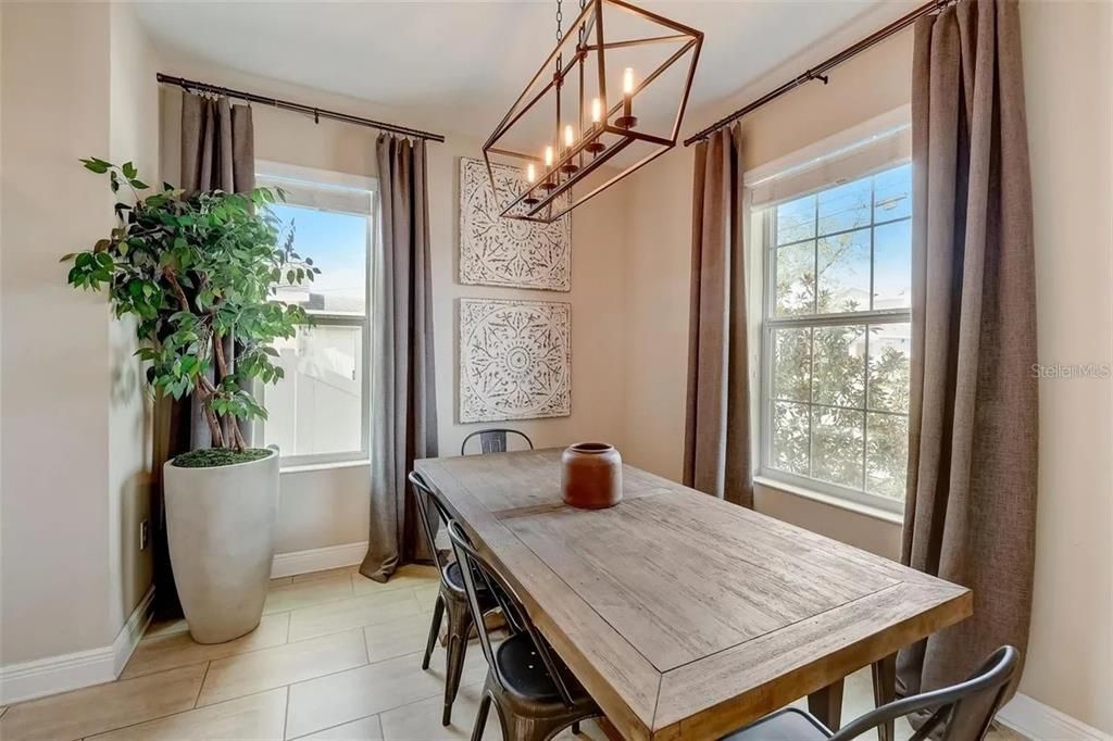 出租: $3,500 (3 贝兹, 2 浴室, 1998 平方英尺)