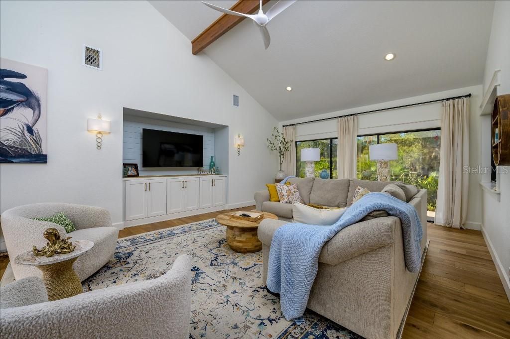 For Sale: $685,000 (3 beds, 3 baths, 2000 Square Feet)