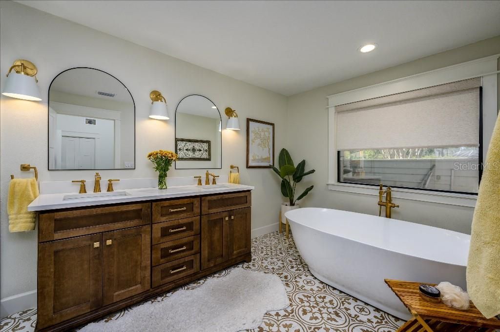 For Sale: $685,000 (3 beds, 3 baths, 2000 Square Feet)