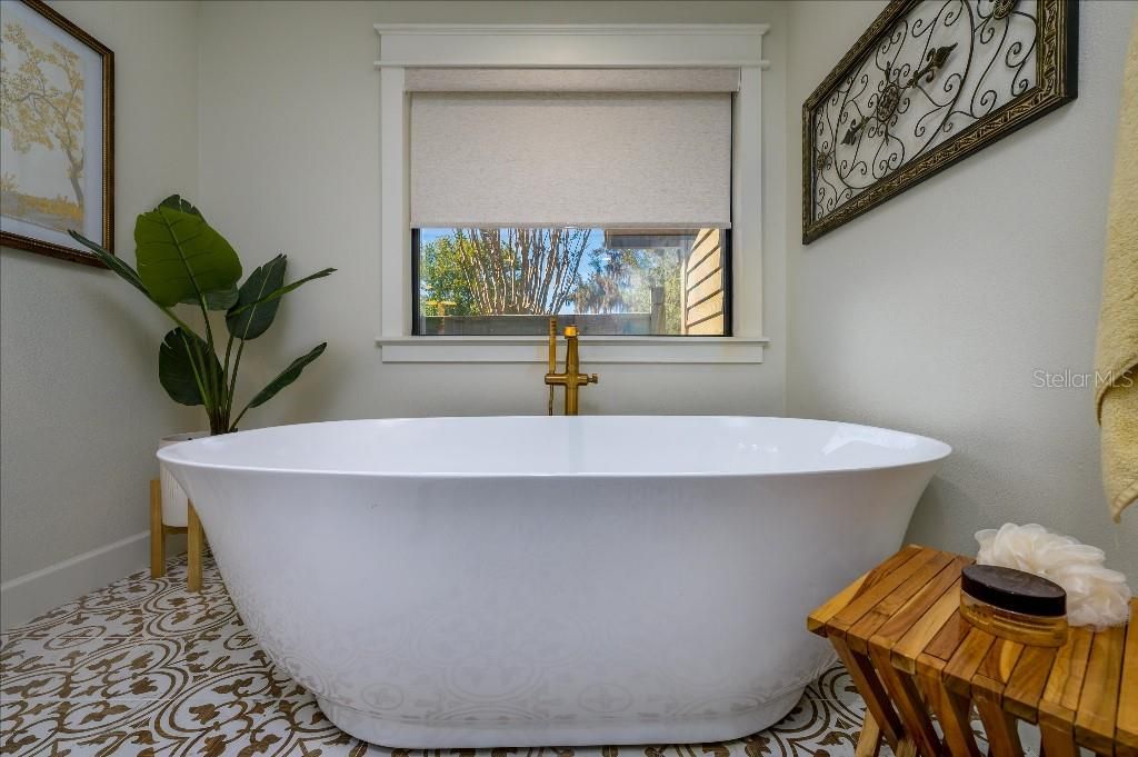 For Sale: $685,000 (3 beds, 3 baths, 2000 Square Feet)