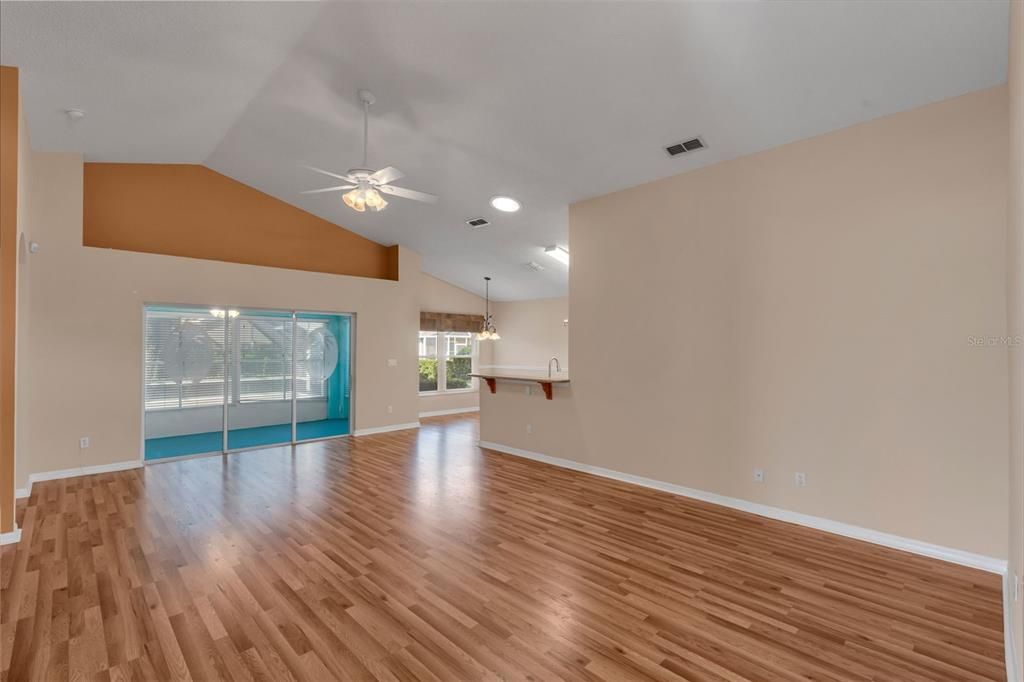 For Sale: $299,000 (2 beds, 2 baths, 1422 Square Feet)