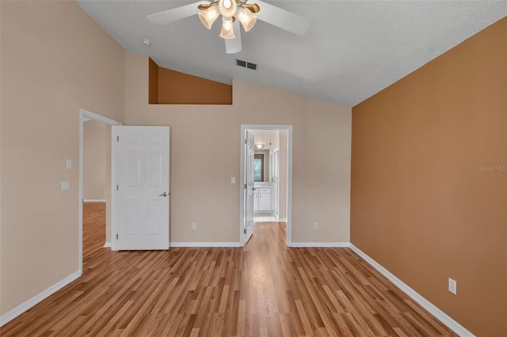 For Sale: $299,000 (2 beds, 2 baths, 1422 Square Feet)