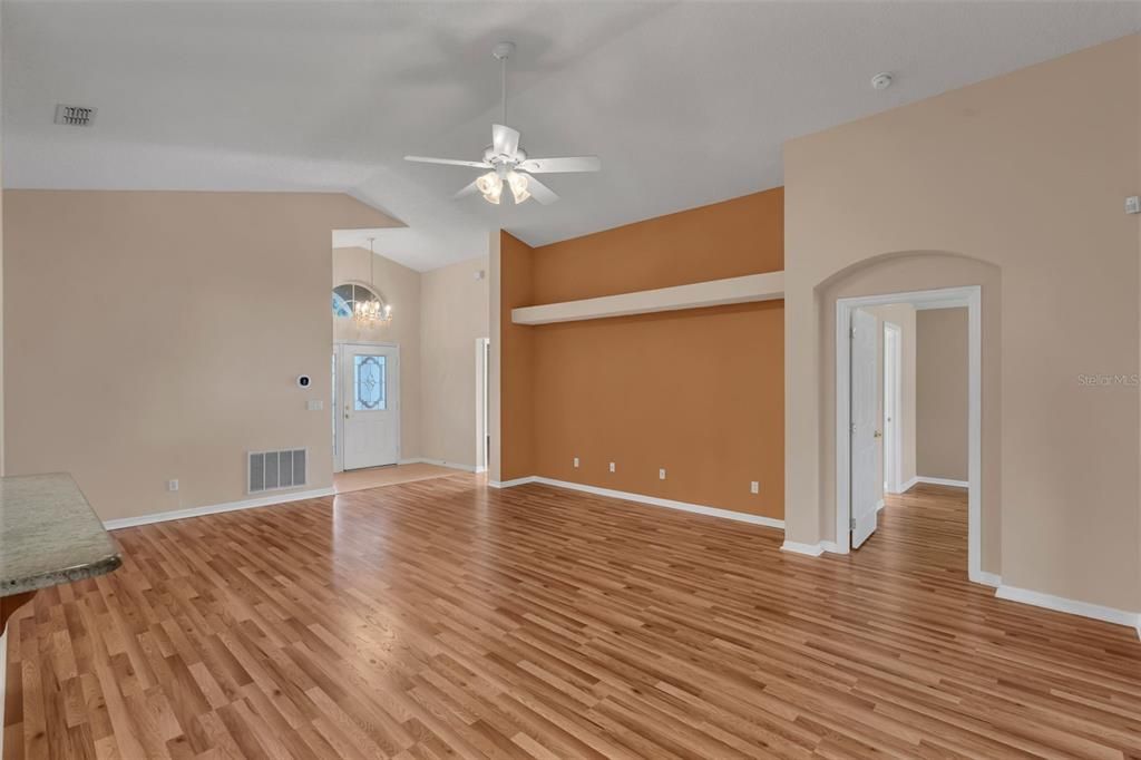 For Sale: $299,000 (2 beds, 2 baths, 1422 Square Feet)