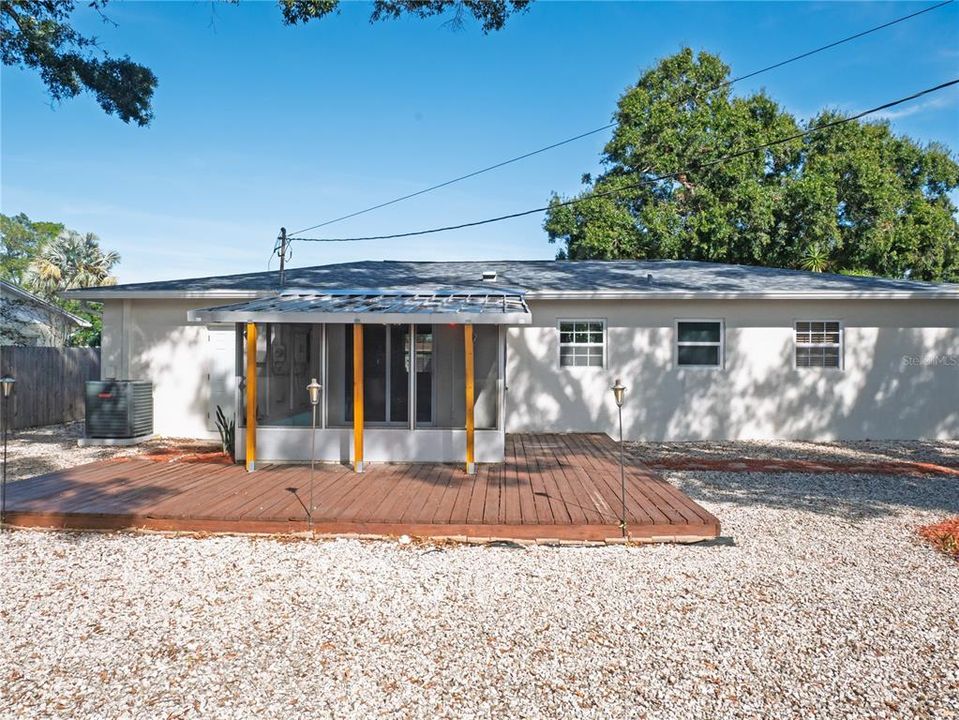 Active With Contract: $324,000 (2 beds, 1 baths, 1056 Square Feet)