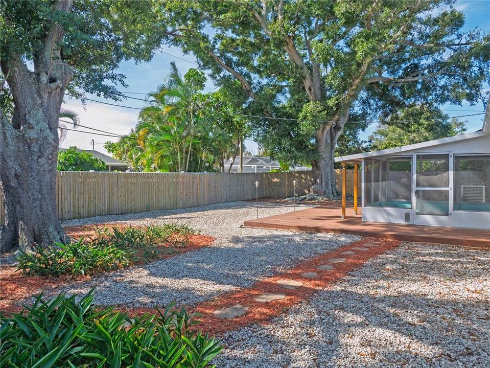 Active With Contract: $324,000 (2 beds, 1 baths, 1056 Square Feet)