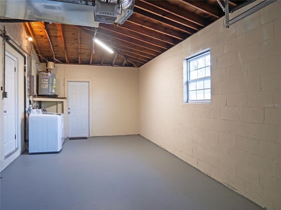 Active With Contract: $324,000 (2 beds, 1 baths, 1056 Square Feet)