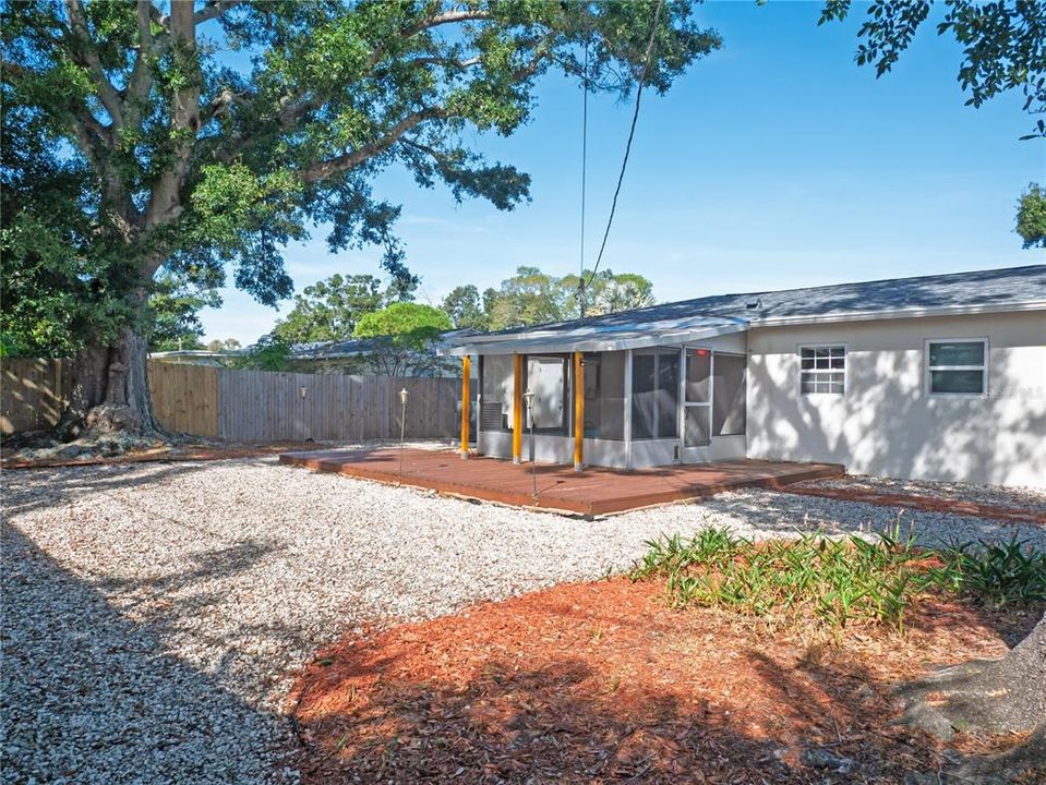 Active With Contract: $324,000 (2 beds, 1 baths, 1056 Square Feet)