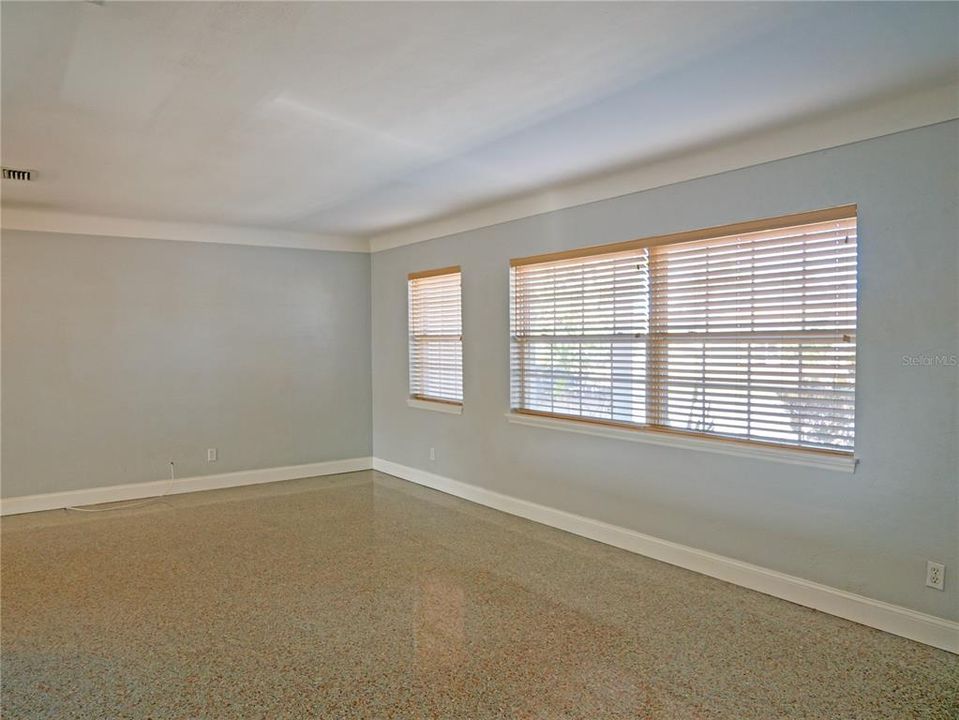 Active With Contract: $324,000 (2 beds, 1 baths, 1056 Square Feet)