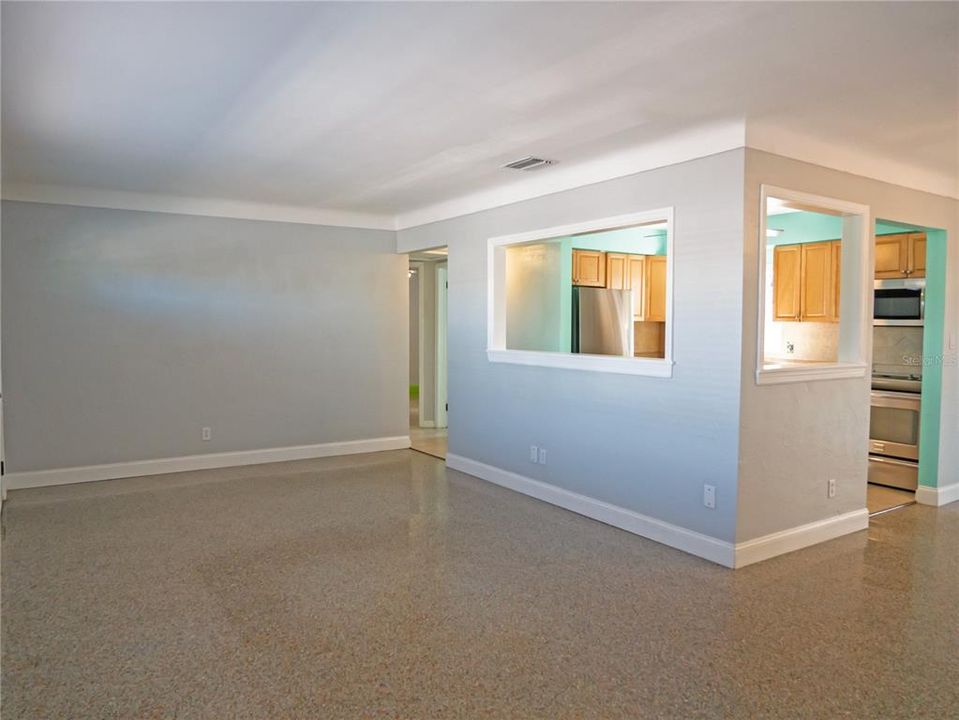 Active With Contract: $324,000 (2 beds, 1 baths, 1056 Square Feet)