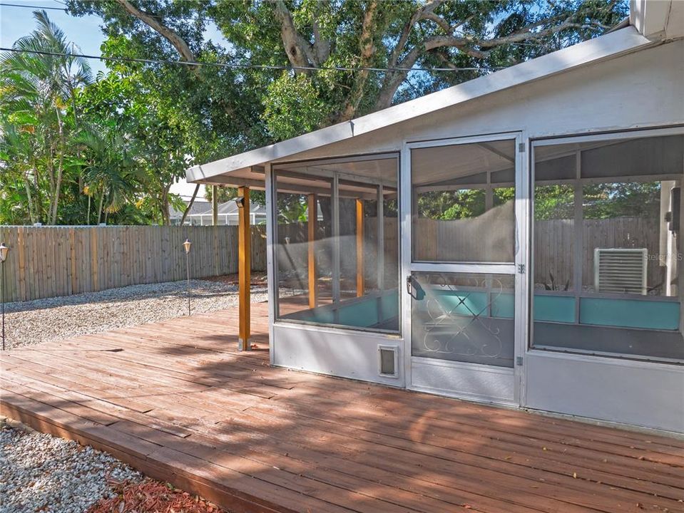 Active With Contract: $324,000 (2 beds, 1 baths, 1056 Square Feet)