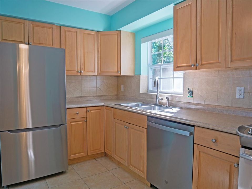 Active With Contract: $324,000 (2 beds, 1 baths, 1056 Square Feet)