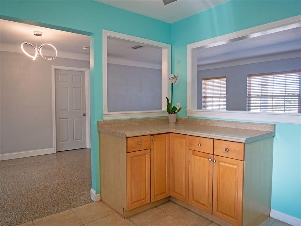 Active With Contract: $324,000 (2 beds, 1 baths, 1056 Square Feet)