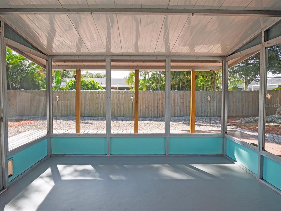 Active With Contract: $324,000 (2 beds, 1 baths, 1056 Square Feet)