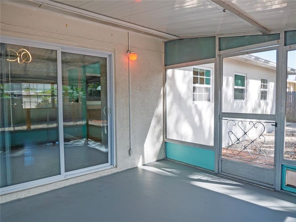 Active With Contract: $324,000 (2 beds, 1 baths, 1056 Square Feet)