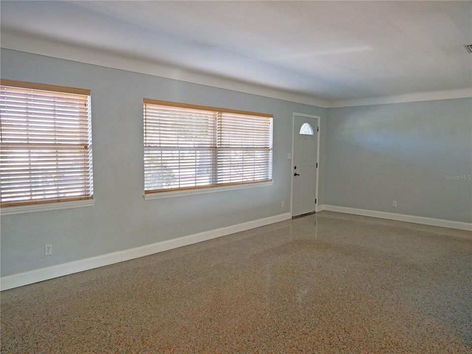 Active With Contract: $324,000 (2 beds, 1 baths, 1056 Square Feet)