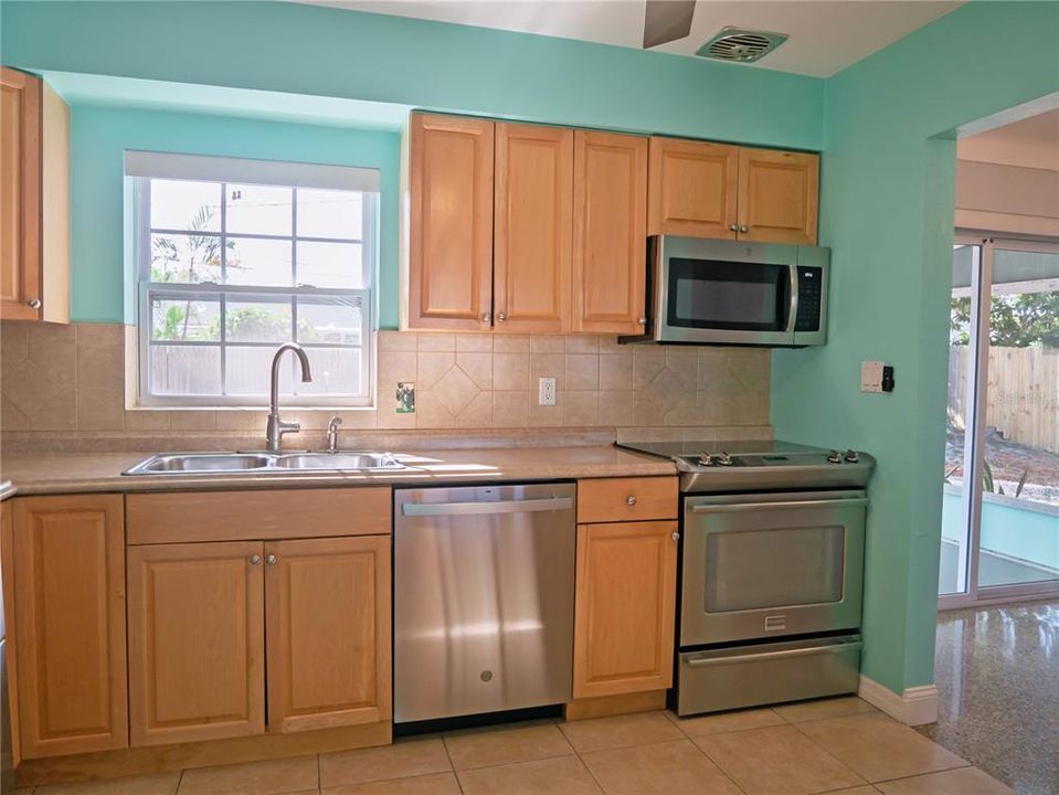 Active With Contract: $324,000 (2 beds, 1 baths, 1056 Square Feet)