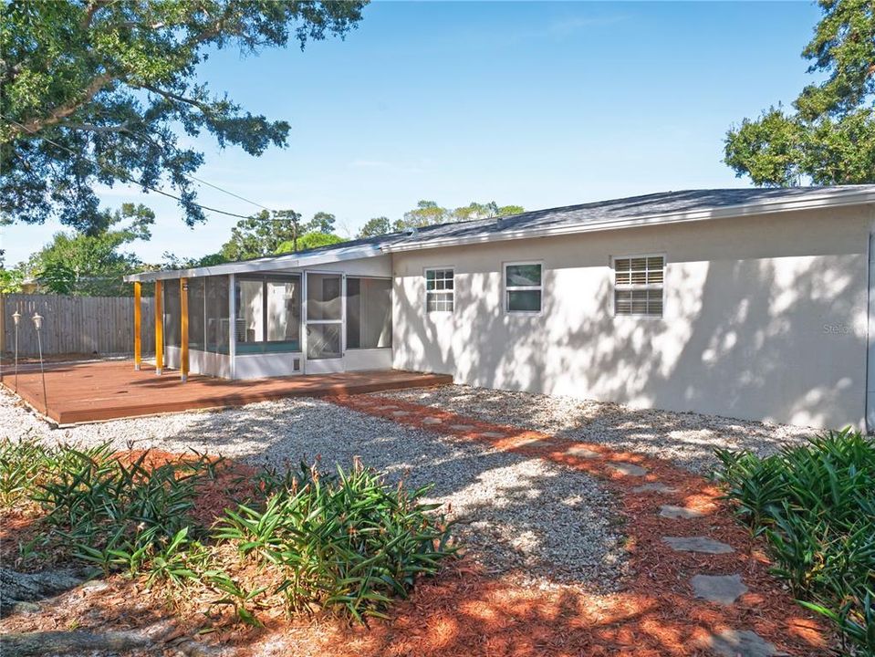 Active With Contract: $324,000 (2 beds, 1 baths, 1056 Square Feet)