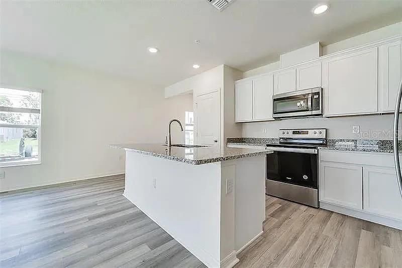 For Rent: $2,290 (3 beds, 2 baths, 1700 Square Feet)