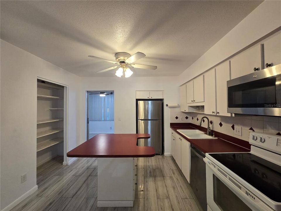 Под контрактом: $1,800 (2 спален, 2 ванн, 1255 Квадратных фут)