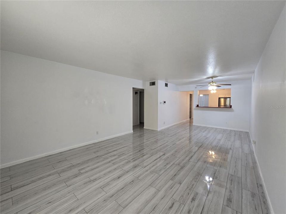 Под контрактом: $1,800 (2 спален, 2 ванн, 1255 Квадратных фут)