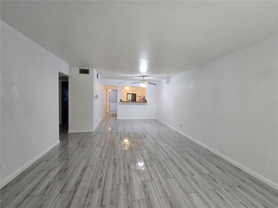 Под контрактом: $1,800 (2 спален, 2 ванн, 1255 Квадратных фут)