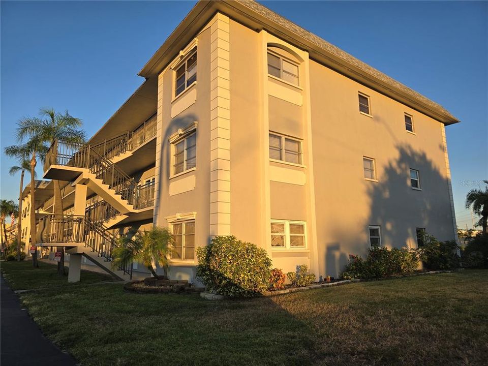 Под контрактом: $1,800 (2 спален, 2 ванн, 1255 Квадратных фут)