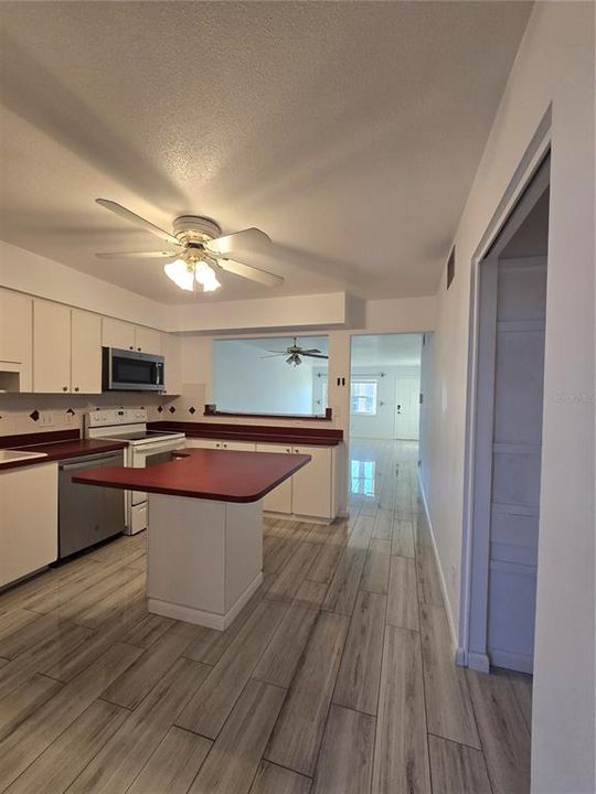 Под контрактом: $1,800 (2 спален, 2 ванн, 1255 Квадратных фут)