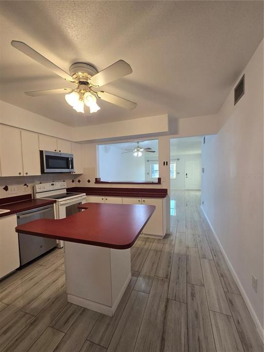 Под контрактом: $1,800 (2 спален, 2 ванн, 1255 Квадратных фут)