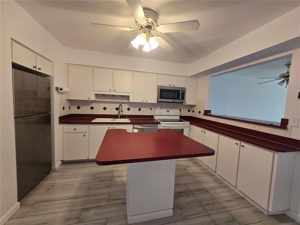 Под контрактом: $1,800 (2 спален, 2 ванн, 1255 Квадратных фут)