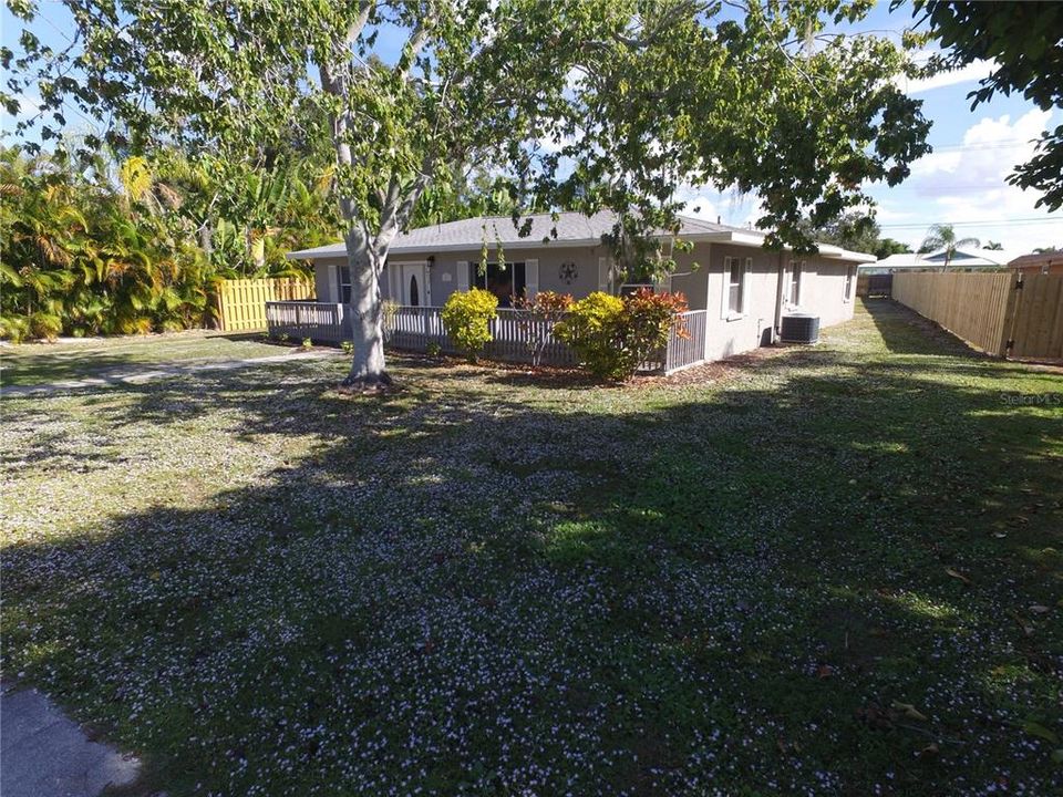 Под контрактом: $450,000 (4 спален, 2 ванн, 1525 Квадратных фут)