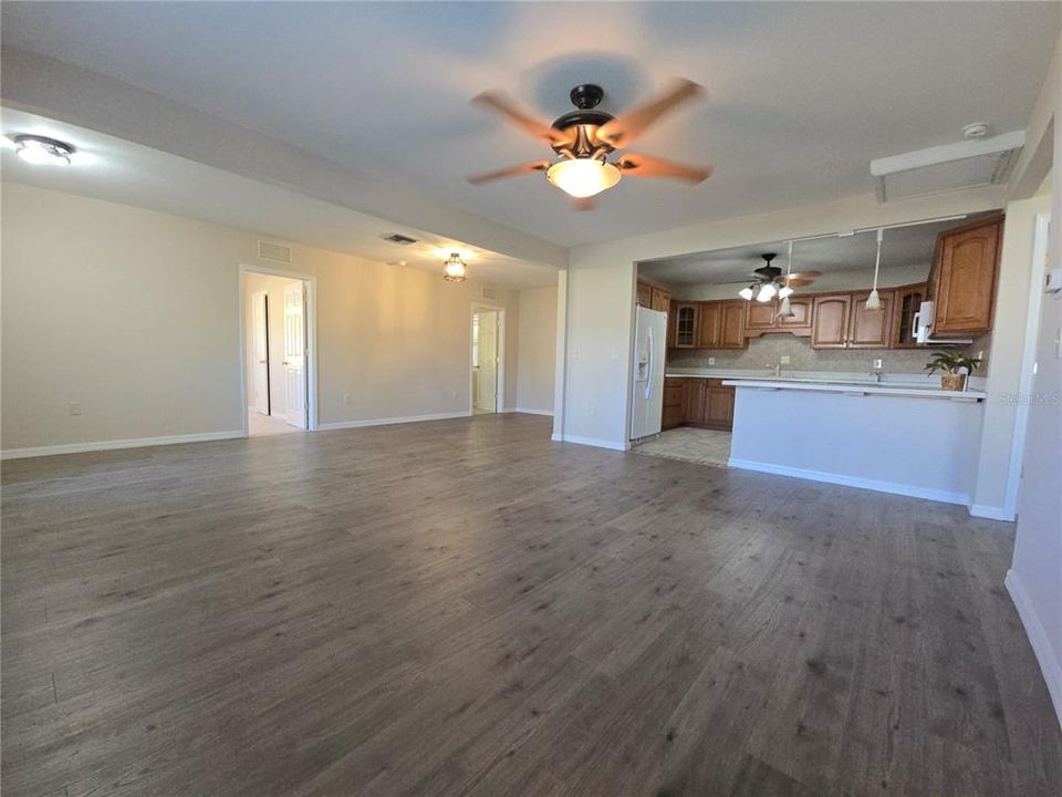 Под контрактом: $450,000 (4 спален, 2 ванн, 1525 Квадратных фут)