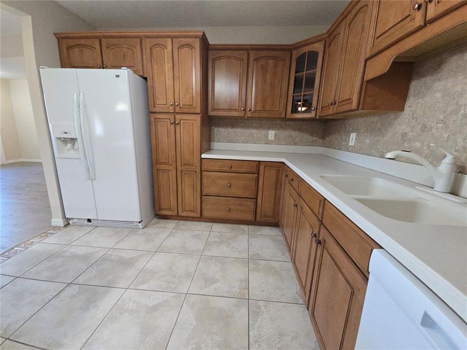 Под контрактом: $450,000 (4 спален, 2 ванн, 1525 Квадратных фут)