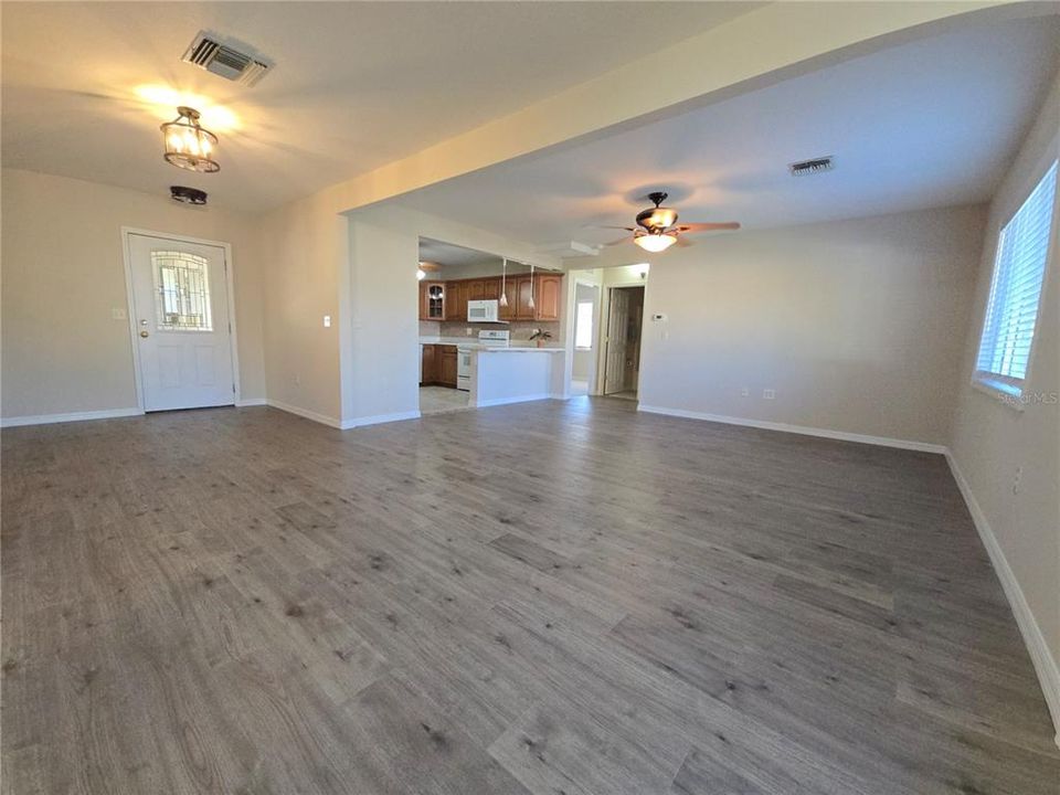 Под контрактом: $450,000 (4 спален, 2 ванн, 1525 Квадратных фут)