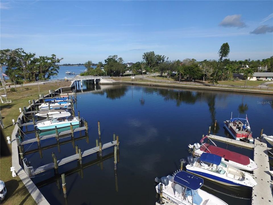 Под контрактом: $450,000 (4 спален, 2 ванн, 1525 Квадратных фут)