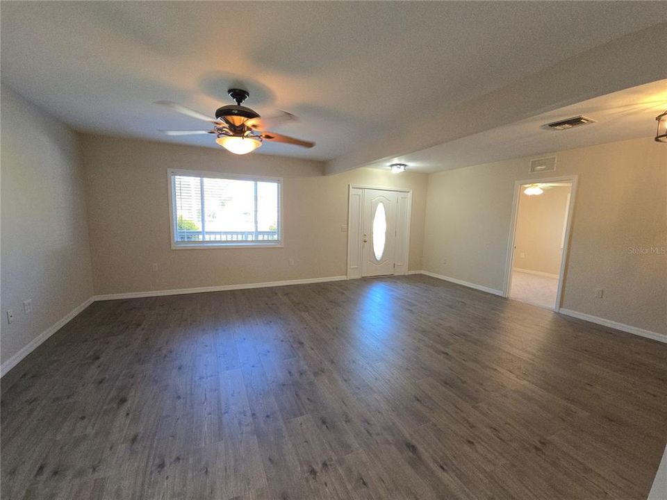 Под контрактом: $450,000 (4 спален, 2 ванн, 1525 Квадратных фут)