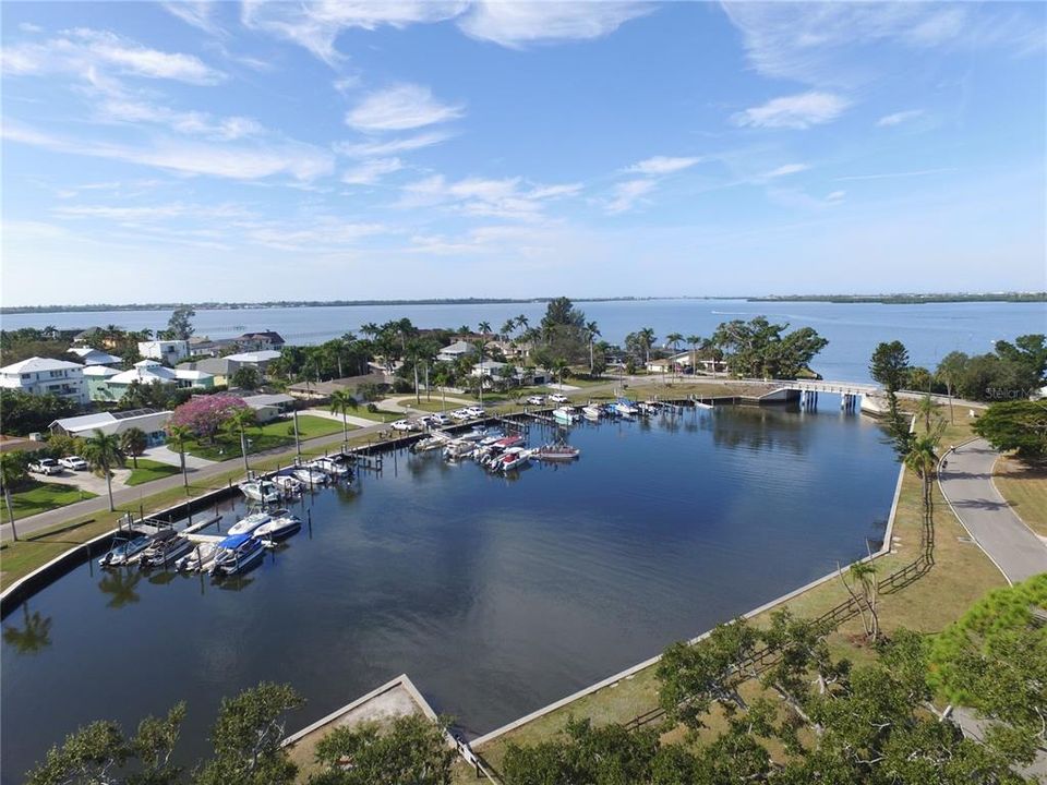 Под контрактом: $450,000 (4 спален, 2 ванн, 1525 Квадратных фут)