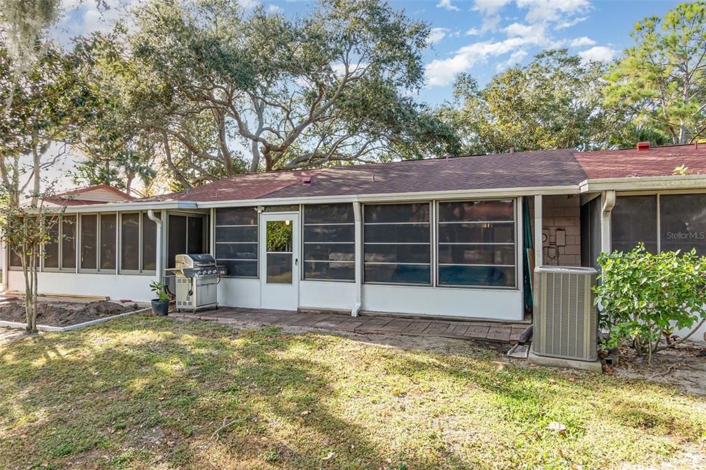 合同活跃: $225,000 (2 贝兹, 2 浴室, 875 平方英尺)