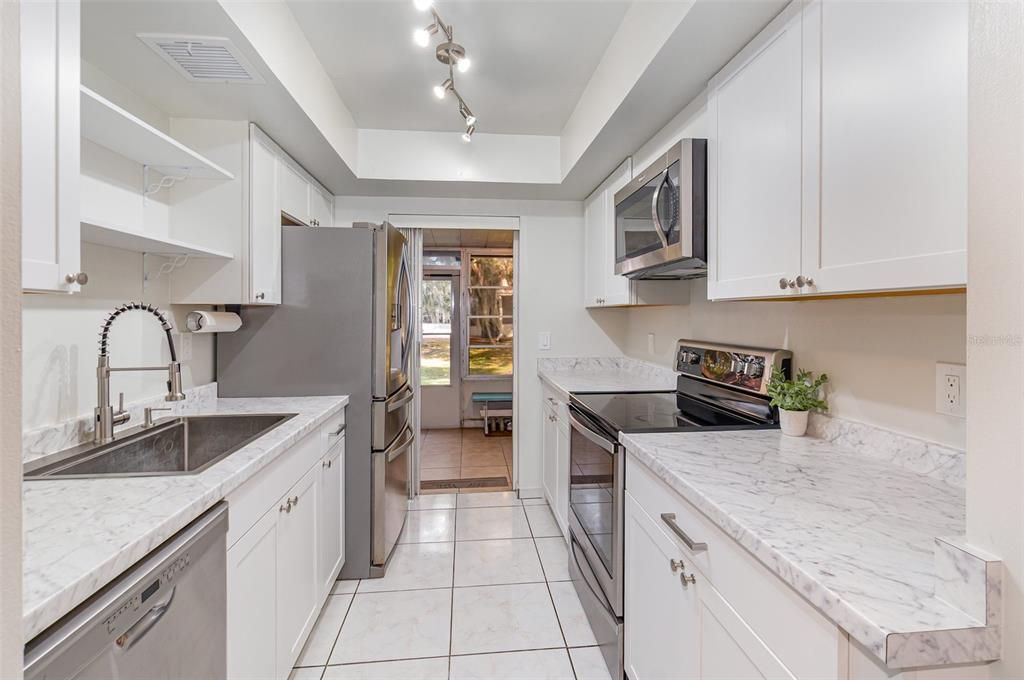 合同活跃: $225,000 (2 贝兹, 2 浴室, 875 平方英尺)