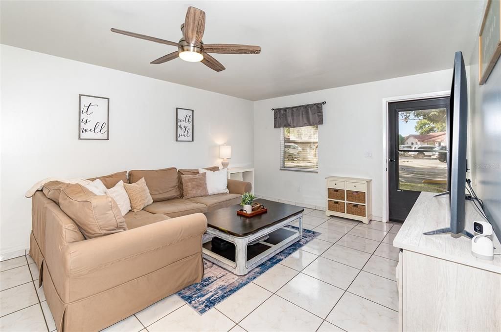 合同活跃: $225,000 (2 贝兹, 2 浴室, 875 平方英尺)